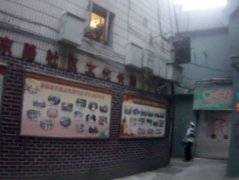 游客重庆吃火锅拉肚子 街边乱入厕被困