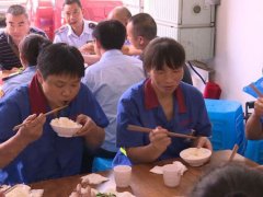 重庆现暖心餐馆 环卫工人免费的午间食堂