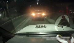 女司机深夜开车开困了 高速路旁打地铺席地而睡