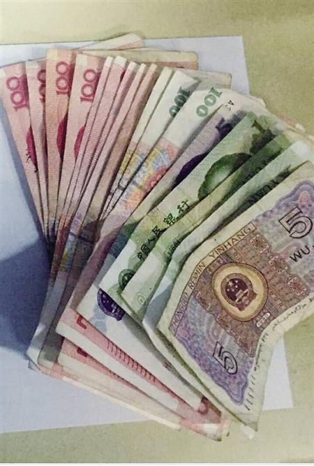 女乘客捡1200元后上交 获奖励：免费坐公交车一年