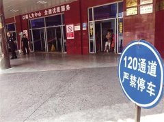 女司机将车停120通道 救护车被堵半小时