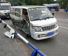 老司机开车犯困撞车 坚称受副驾睡觉影响