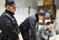 父亲把钱包给孩子玩 4000多元不翼而飞
