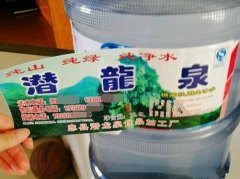 懵了！一桶桶装水竟然贴了三张标签