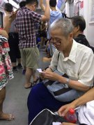 高手在民间！网友轻轨站内偶遇手艺人