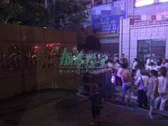 惊险！重庆一小区电梯突然从8楼坠下
