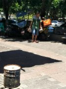 重庆高温天气又一杰作：把外卖小哥鞋底烫没了