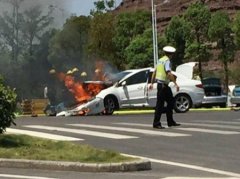 重庆街头一轿车起火燃烧 车头烧得面目全非