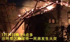 消防官兵高温气候下救火 两人中暑晕倒