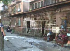 重庆一男子眼睁睁看自己房子被烧 消防栓就在眼前