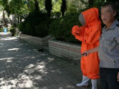 消防员来小区捅马蜂窝  路人问：哪里着火了