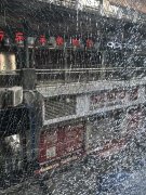重庆一电梯玻璃炸裂  场景令人惊讶