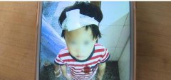 楼上扔玻璃瓶 重庆女童被砸得头破血流
