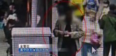 男子扒窃到手忘了形 监控下面忙数钱