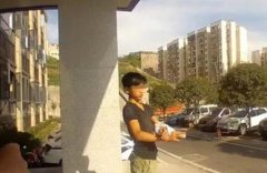 小男孩骑车摔倒手腕脱臼 男子急中生智用冰棍救人