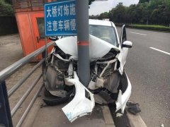 女司机油门当刹车 新车“热拥”电杆