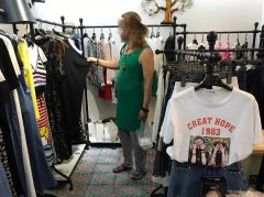 男子手提外卖逛女装店 自称我就是女的