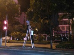 市民街上采摘芒果 梯子水桶准备充足