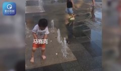 重庆娃娃街头上演花式玩水