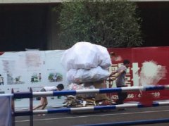 孙女帮爷爷烈日下推车 网友：扎心了