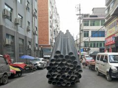 重庆一皮卡车“屁股”上装了近50根铁管上路