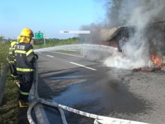 重庆高速路上一货车自燃  运往永川的西瓜被烧熟