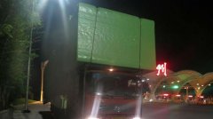 这辆货车“超载”超出新高度  差点堵了高速收费站