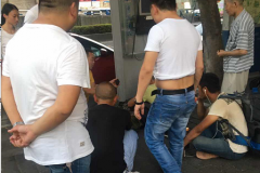 男子撞坏他人手机不想赔偿 席地而坐