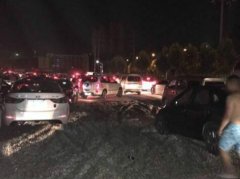 水上乐园玩耍回家 车辆险些被困在水泥里