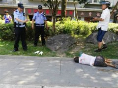 烈日当头！男子喝得烂醉如泥睡在街头