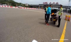 摩托车强行闯入高速 与执法队员“捉迷藏”