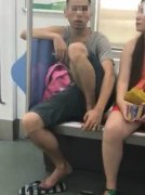男子轻轨车厢内抠脚丫 遭乘客抓拍