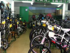 男子拆了车行的新车 想用自己的坏车抵还
