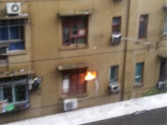 重庆一老房子起火 客厅的东西被烧光