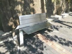 重庆现“烤肉架”座椅  网友：冬天冰屁股夏天烫屁股