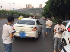 男子问路变成吵架  还光脚开“斗气车”
