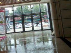 重庆一商场内水管爆裂  天花板突然“下雨”