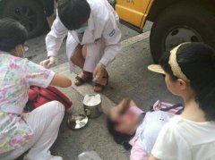 重庆一女子体检路上被撞得满脸是血