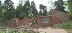 狂风暴雨突然袭来 重庆一民房被掀翻