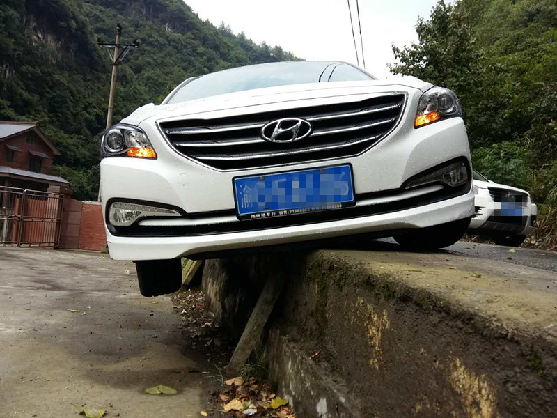 大雨模糊视线车开下坎