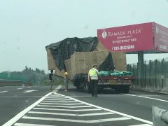 货车装货超宽导致货物倾斜 高速紧急停靠被罚200