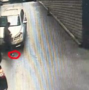 保时捷鱼洞停车挡路 女司机抽出水果刀