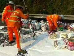 面包车侧翻  涂料洒满高速公路