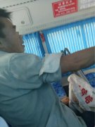 年轻女子公交车上遭遇大叔“咸猪手”
