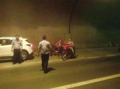 上百村民带西瓜啤酒到隧道里纳凉