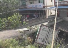 汗水模糊司机视线 货车冲出公路