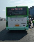 公交司机赤脚开车 吓坏乘客