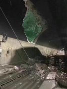 北碚隧道顶部石块塌陷 路面被石块堆满