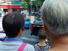老人“拦”住出租车 赖在路中不愿走
