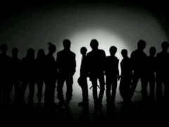 年轻人深夜拿酒瓶打群架 偶遇警察喊救命